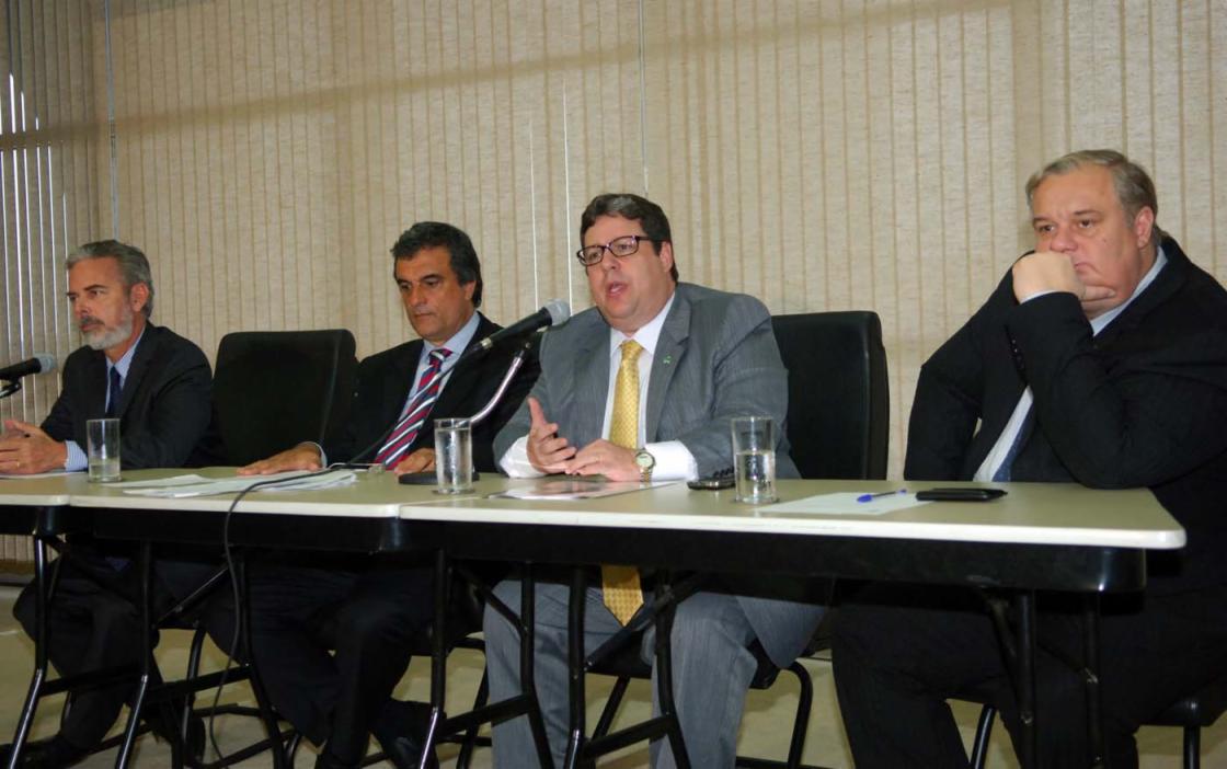 Ministro interino do trabalho Paulo Roberto Pinto durante coletiva sobre haitianos no brasil.